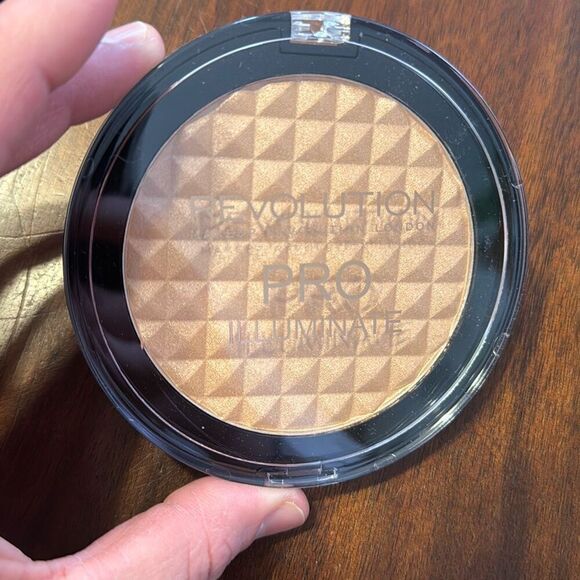 Revolution Contour Kit Light Medium + Pro Illuminate + Blush + More - Picture 4 of 9